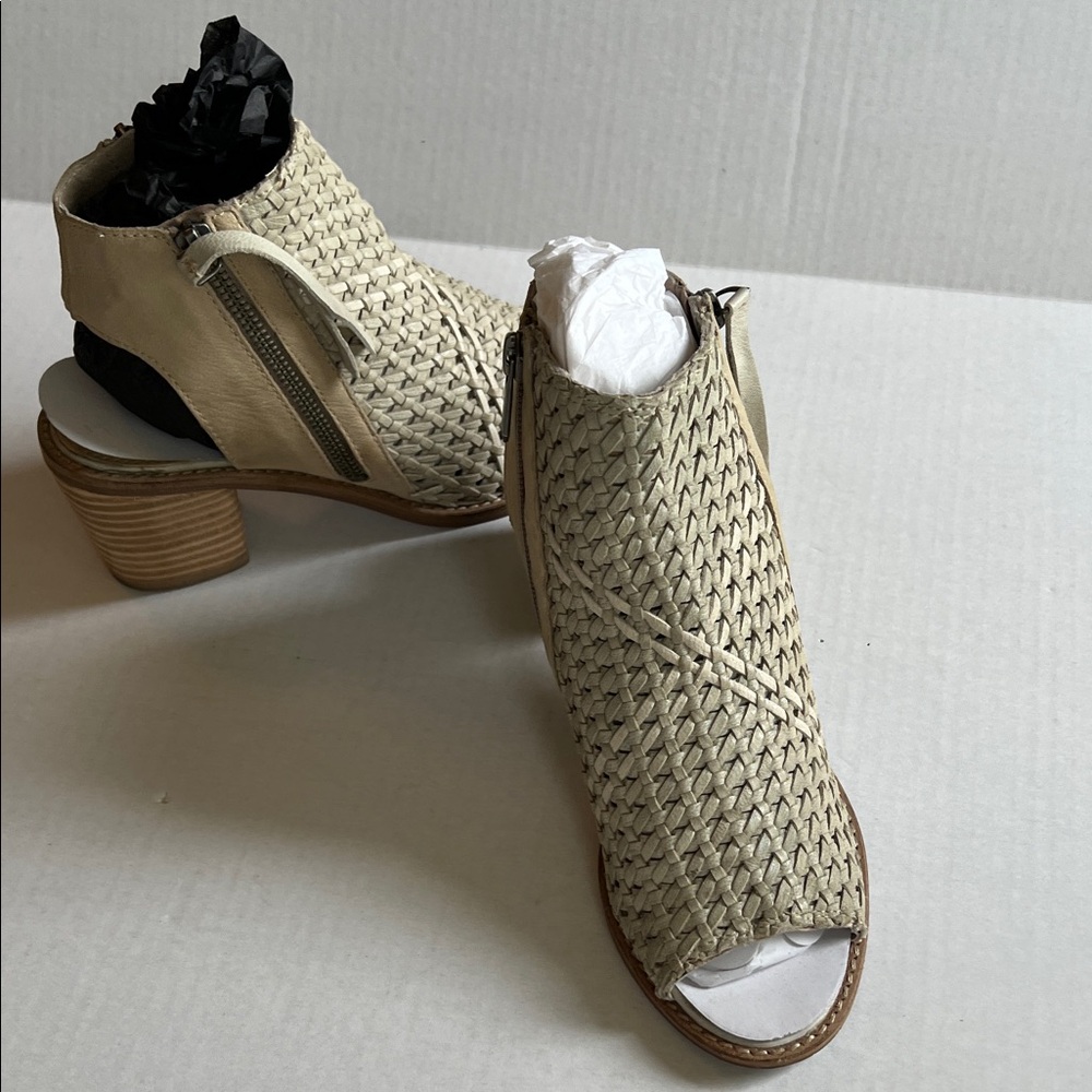 Sam Edelman “Cooper” Like New!! Cream Woven Women's Heeled Sandals Size 7